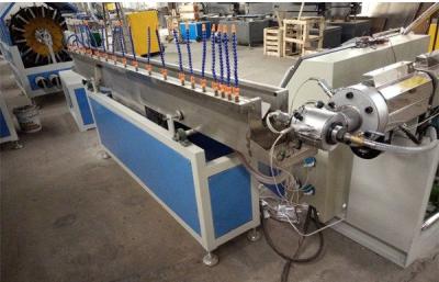 Chine Ligne en plastique d'extrusion de tuyau de tissu-renforcé mou de PVC/chaîne de production de boudineuse à vis de jumeau à vendre