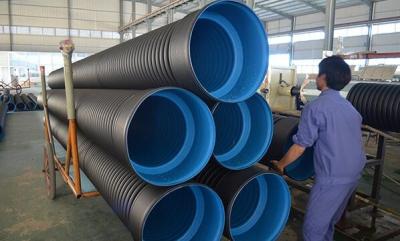 Chine Chaîne de production ondulée de tuyau d'extrusion de résistance thermique de machine de HDPE de mur en plastique de double à vendre