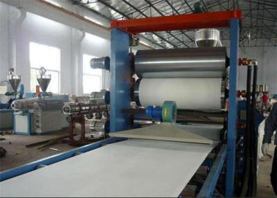 中国 ポリ塩化ビニールの泡板放出ラインの皮を剥ぐ自由なプラスチック板生産ライン 販売のため