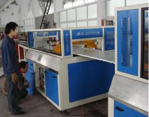 China Fully automatic Wood Plastic Composite Extrusion Line With Online Lamination For Making Furniture Board for sale
