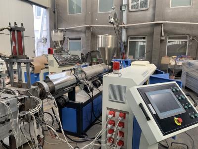 Chine Conseil de 350KG/H WPC faisant à machine la chaîne de production à haute densité de panneau de mousse de PVC à vendre