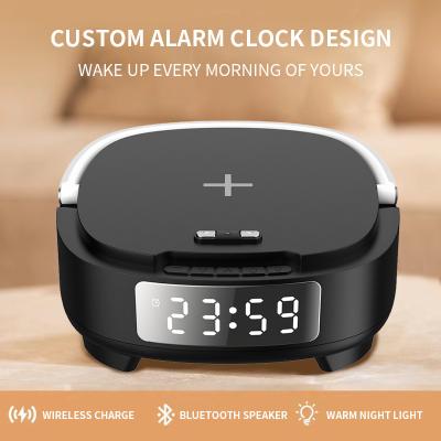 China Reloj de alarma multifuncional cargador de teléfono altavoz Bluetooth 15W con luz nocturna en venta