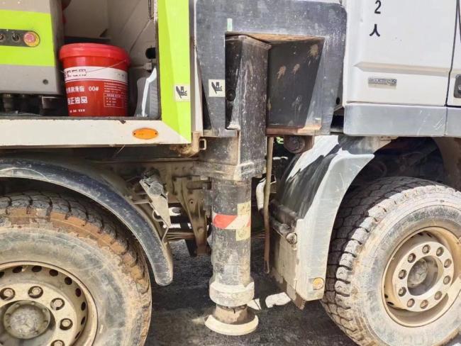 56m Zoomlion Construction Machinery Concrete Equipment Concrete Placing Boom Beton Pumping Used Truck Mounted Concrete Pump Benz Chassis