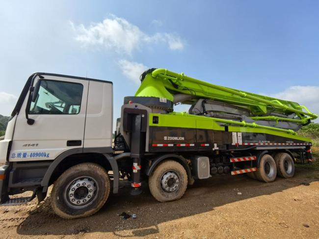 Zoomlion 49m Concrete Pump Batching Plant Construction Equipments Used Pump Truck for Sell on Benz Chassis