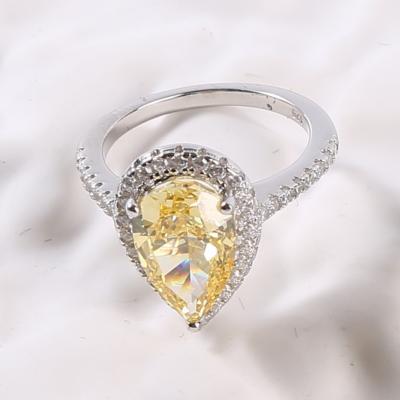 Chine Anneaux argentés de Sterling Silver Diamond Ring Yellow 2.6g 925 en forme de poire CZ d'anneaux de mariage à vendre