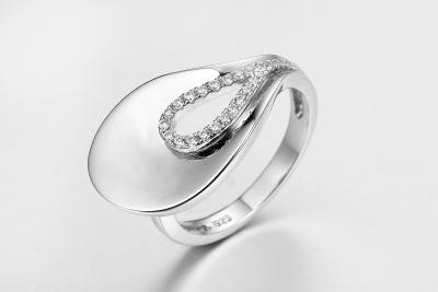 中国 Inregular 925の銀製の婚約指輪はAAAの立方ジルコニアを置いた 販売のため