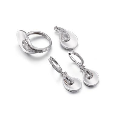 中国 Inregular 925の銀製の婚約指輪はAAAの立方ジルコニアを置いた 販売のため