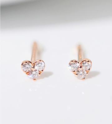 中国 純銀製の華麗な切られたダイヤモンドのあたりのハート形のスタッドのイヤリング0.80ct 販売のため