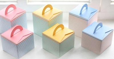 China A caixa de papel cor-de-rosa de dobramento que empacota com punho, projeta a caixa de bolo colorida à venda