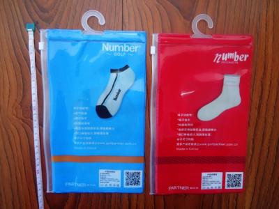 China Bolsas plásticas transparentes impermeables del PVC Pothook que empaquetan para la ropa de los calcetines en venta