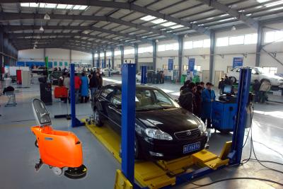 中国 800MMのはっきりしている幅の機械工場のための電池の堅木張りの床の洗剤機械 販売のため