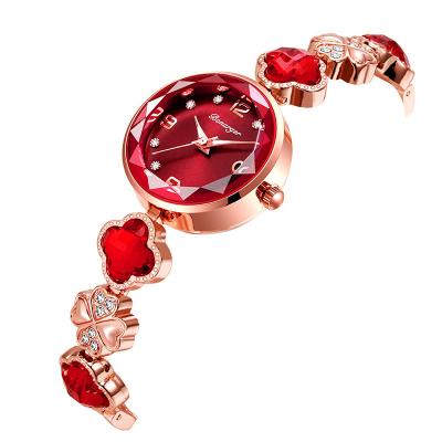 China Relógio de Mulheres Bracelet de Clover de Quatro Folhas Relógio Novo Pequeno Disco Interesse Especial Luz Luxo Calendário Impermeável Luxo à venda