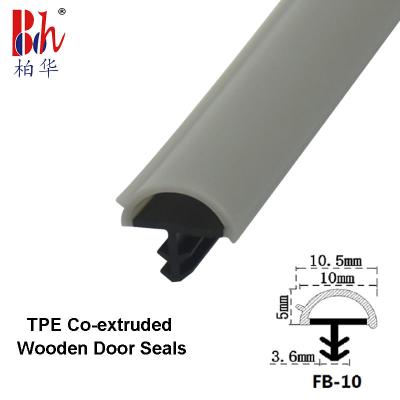 China Tiras de sellado de goma para puerta de madera de coextrusión, juntas de puerta en forma de D, color gris burlete en venta