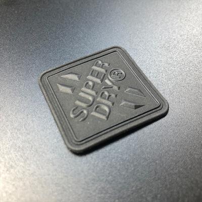 China La insignia de goma reflexiva de encargo grabó en relieve la insignia de 3D TPU para la tela en venta
