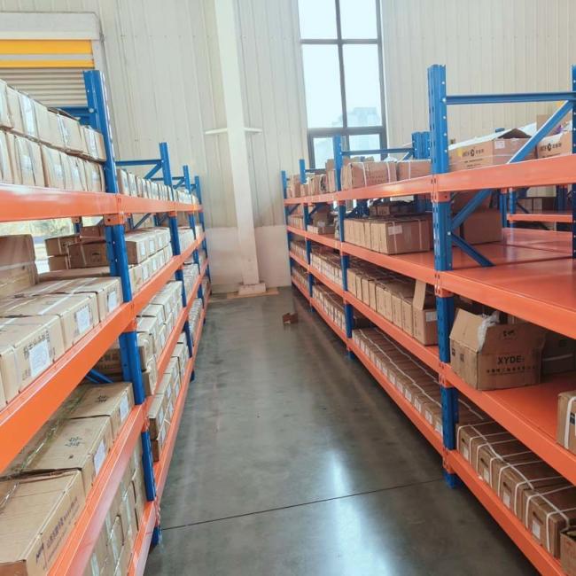 Industrial shelving with heavy load capacity