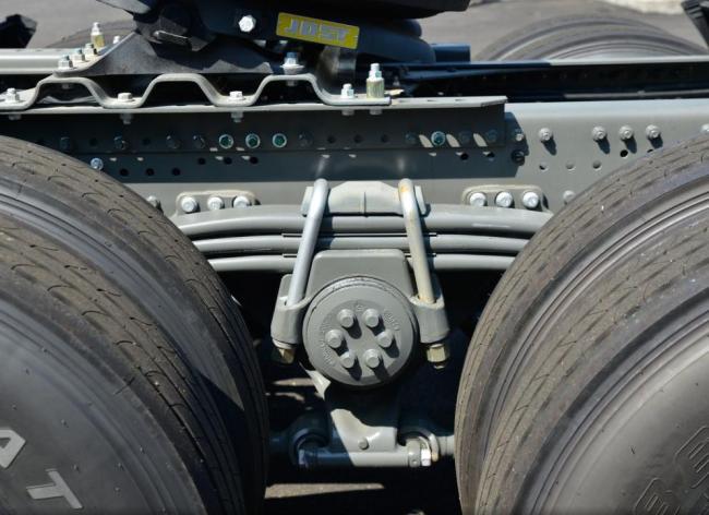 High Torque CNG Tractor with Air Suspension Heavy Duty Towing