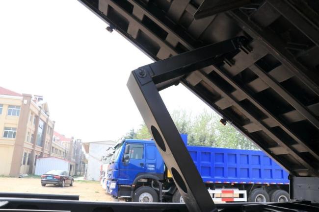 Sinotruck Dumper Truck with Air Suspension Seat and Heavy Duty Tractor Parts