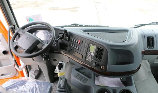 Sinotruck Tractor Truck HOWO with 1000L Fuel Tank for Heavy Duty Use