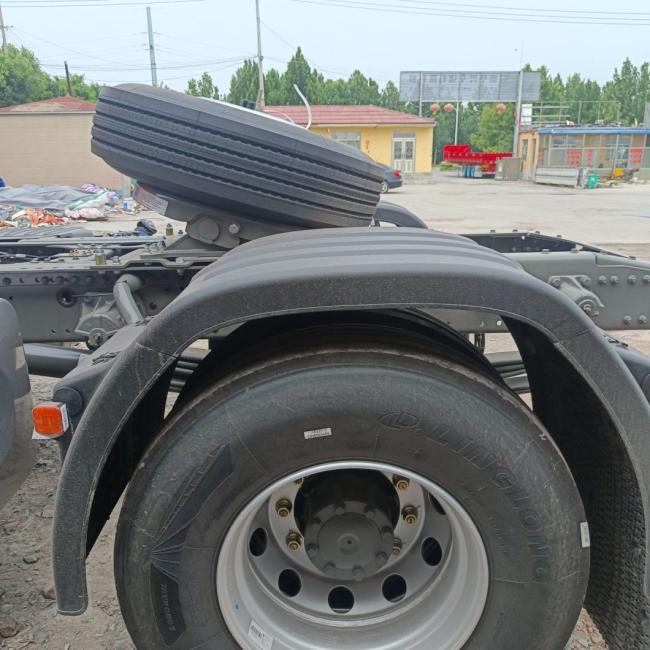 Diesel 4X2 Tractor Truck with Air Suspension Seat and 1000L Fuel Tank