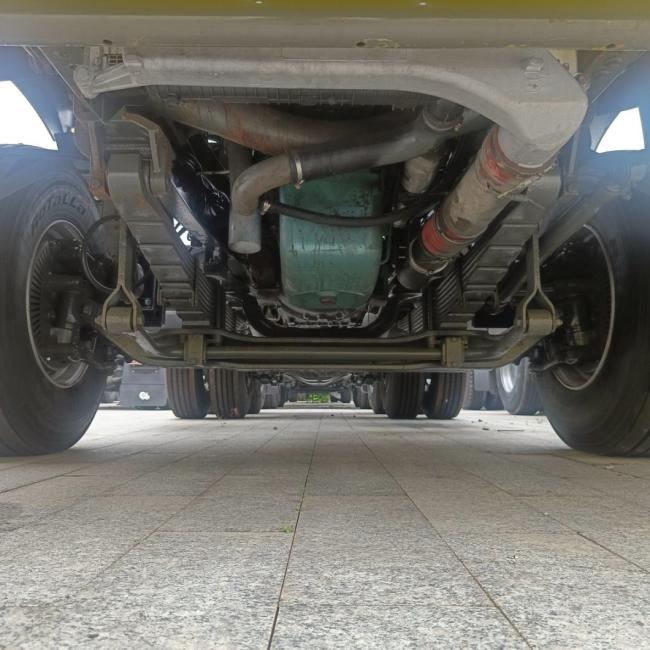 371HOWO Heavy Duty Tractor for Towing Semi Trailer with 1000L Fuel Tank