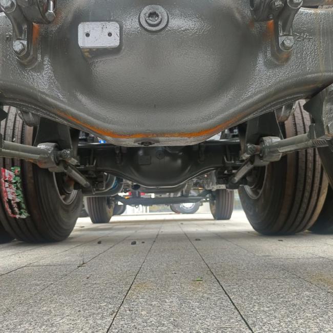 371HOWO Heavy Duty Tractor for Towing Semi Trailer with 1000L Fuel Tank
