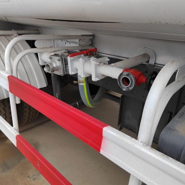 Sinotruk HOWO 6X4 15000liters 2000lm³ Drinking Spraying Water Delivery Truck Discount5%