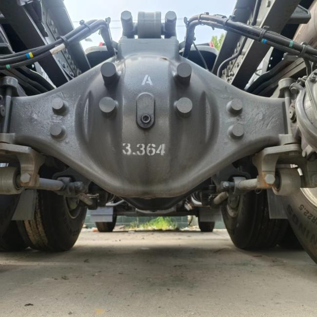 2024 Light HOWO LNG Gas Traction Truck 6 * 4/4 * 2/6 * 2 480HP to 700HP Transport Truck