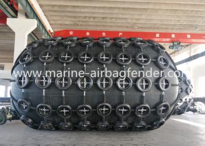 China rendimiento de las defensas de goma de Pneuamtic del puerto 50kPa de los 4.8m*8m alto con la red de cadena del neumático en venta