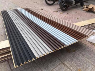 Chine Le panneau de mur en bois de PVC WPC de grain a tuyauté le panneau de mur des panneaux de mur WPC 3D à vendre