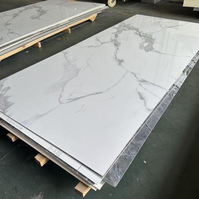 中国 High Glossy Marble Texture WPC Wall Panel Bamboo Charcoal Wood Veneer PVC Marble Sheet 販売のため