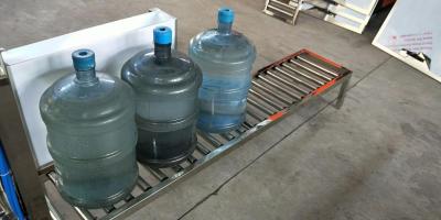 China Materiales consumibles de la planta de agua del galón del transportador de rodillo para la cadena de producción de la botella del galón en venta