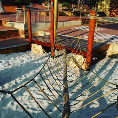 中国 運動場の屋外の鋼線のロープの釣り橋の懸濁液のロープの釣り橋 販売のため