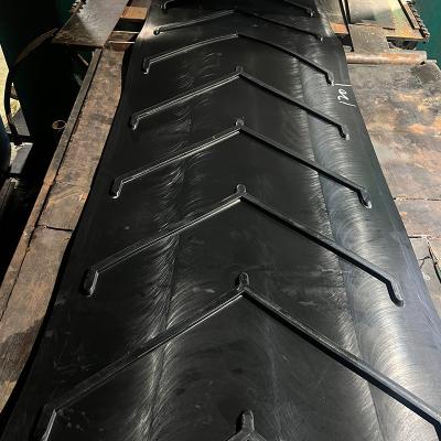 China High Angle Rubber Conveyor Belt Not Easy to Break and High Strength and Thickening for sale