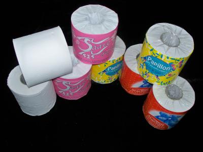 China Tamanho/pacote personalizados papel higiénico de 3 tecidos da dobra da madeira 13gsm do Virgin à venda