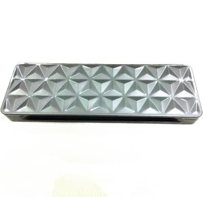 China Caja cosmética de grabación en relieve triangular de lujo de la lata del metal del rectángulo del logotipo con el espejo en venta