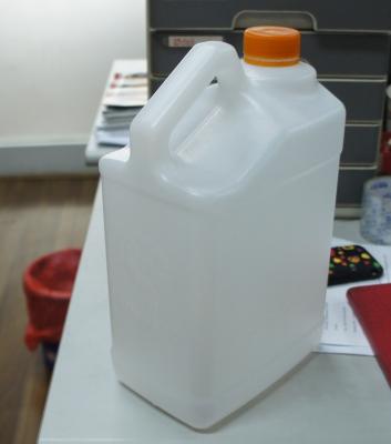 China máquina del moldeo por insuflación de aire comprimido del HDPE del envase de los lubricantes 5L con el sistema defleshing en venta