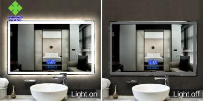 Chine IP44 évaluant la matière première allumée par LED de miroir d'argent de bâti de mur de miroir de salle de bains à vendre