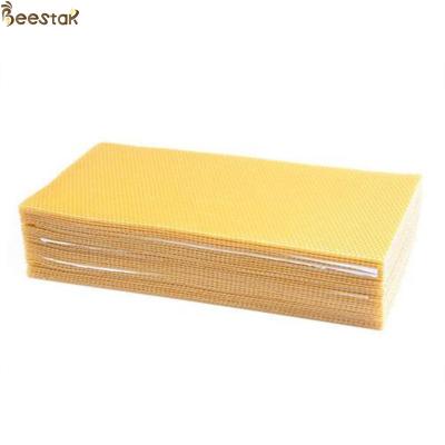 China Customized Cell Size Pure Natural Beeswax Grade D Confectionary Industries for sale