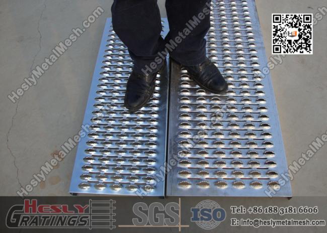 Safety Grating treads with serrated surface
