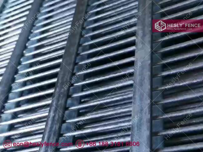 358 Mesh fence with reinforced flat bar