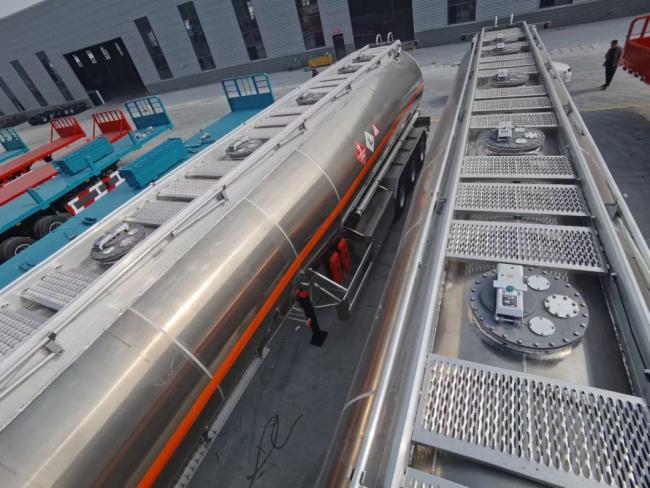 Heavy-Duty Fuel Tank Trailer with Anti-Corrosion Lining