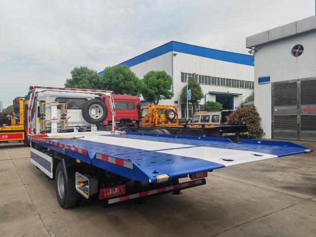 Foton Aumark 4x2 Flatbed Wrecker Truck side view displaying the complete vehicle and towing mechanism