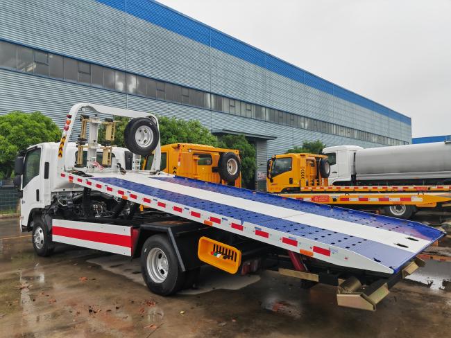 ISUZU 4x2 Flatbed Wrecker Truck 3-5 Ton Rollback Tow Truck