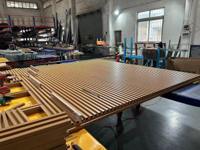 China Powder Coating Aluminum Garage Door Fence Flat Woodgraind Grille en venta