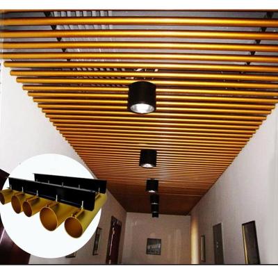 Chine Plafond métallique suspendu linéaire décoratif dans le bâtiment Tubes rondes en aluminium avec mailles métalliques préforées à vendre