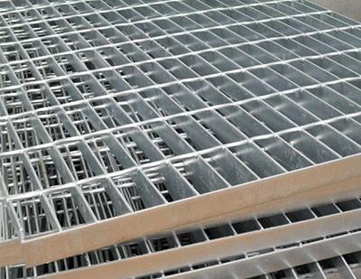 China Las plataformas industriales ligeras de los materiales de construcción galvanizaron el piso aumentado de rejilla de acero en venta