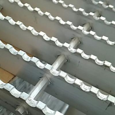 China Barra resistente resistente à corrosão de alumínio feita sob encomenda que raspa para a cerca da passagem à venda