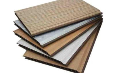 China V el PVC de madera del grano de los paneles de techo del PVC de Gap artesona las tejas del techo del PVC de la decoración en venta