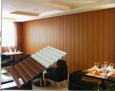 China Revestimento de madeira Rotproof Soncap da parede do painel WPC da sala do café à venda