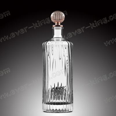 China Botella de vidrio de lujo del Tequila 700ml del nuevo diseño con el casquillo de cristal en venta